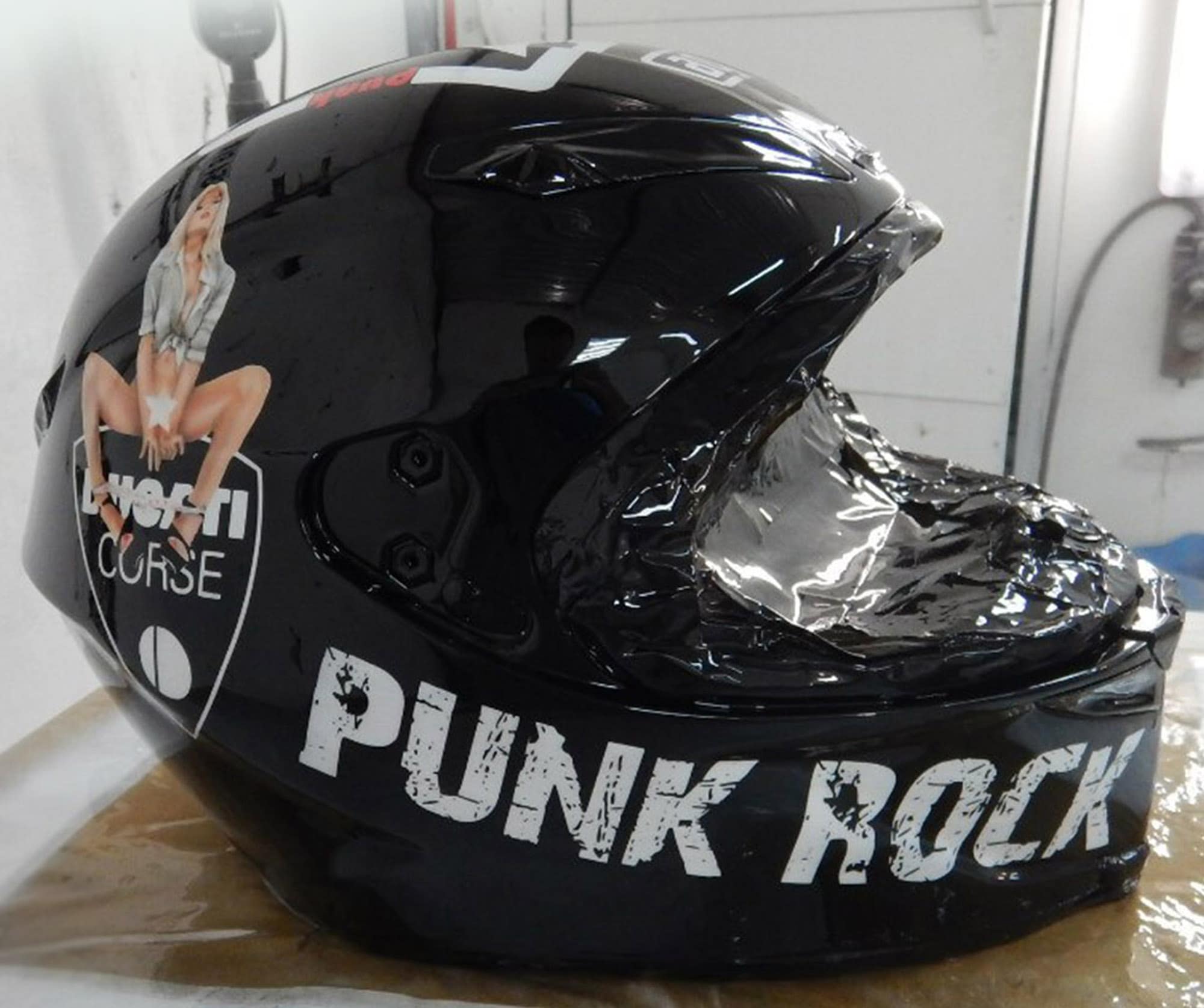 Аэрография на мотошлеме — Wicked Ducati Black